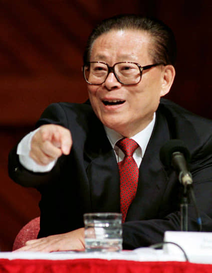 Идея Цзян Цзэминя о «трех представительствах» подразумевала совместную работу Компартии, рабочих и крестьян и  предпринимателей, последние получили право вступать в партию