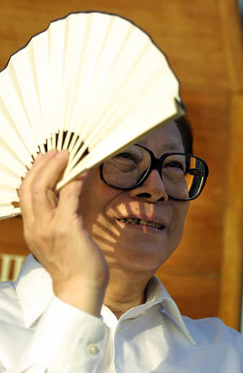 Известно, что Цзян Цзэминь играл на фортепиано, губной гармошке, китайской бамбуковой флейте. Также он любил исполнять арии из китайских опер и советские песни