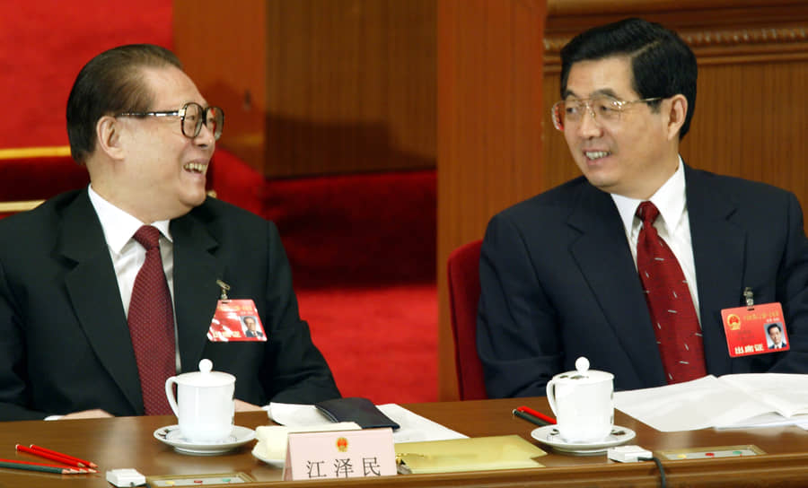 В 2003-2005 годах Цзян Цзэминь передал свои все высшие партийные, государственные и военные посты новому председателю КНР Ху Цзиньтао (на фото справа)