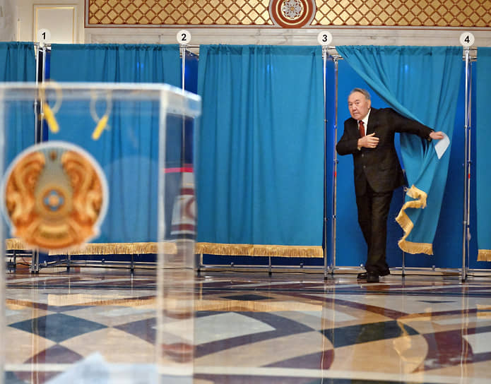 Астана, Казахстан. Бывший глава Казахстана Нурсултан Назарбаев голосует на президентских выборах