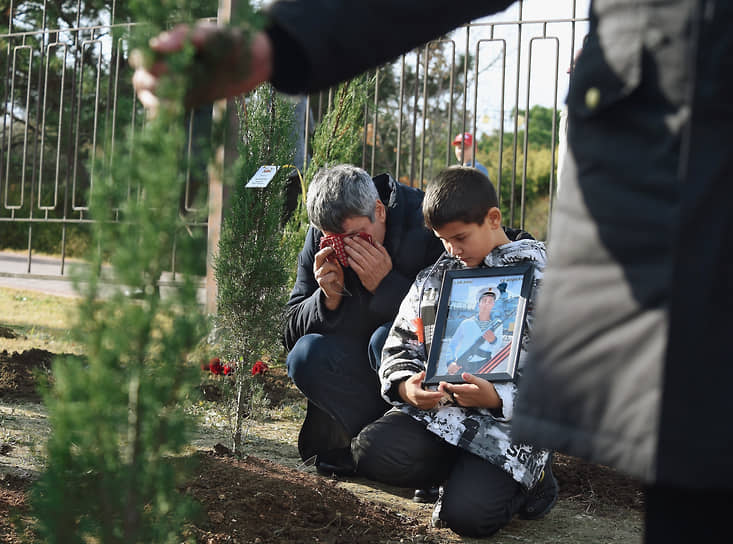 Севастополь. Мужчина плачет во время высадки деревьев на Аллее героев в память о погибших в ходе спецоперации