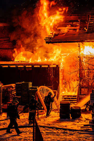 Москва. Сотрудники МЧС тушат пожар в складском здании на Комсомольской площади