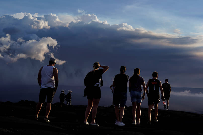 На вершине вулкана Мауна-Лоа находится кальдера Мокуавеовео глубиной около 180 м. В ней имеется система трещин, через которые иногда наружу выходит лава