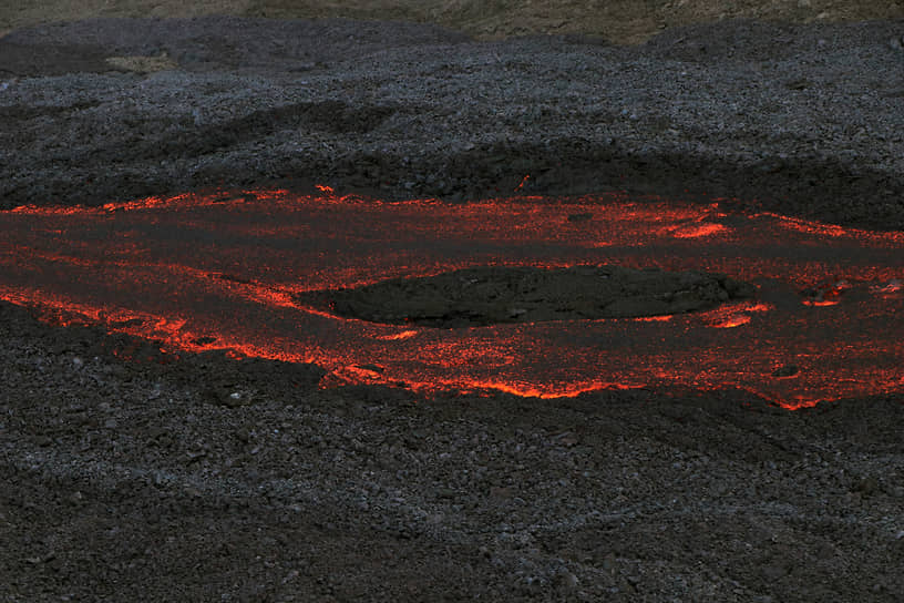 Потоки лавы на склоне вулкана 
