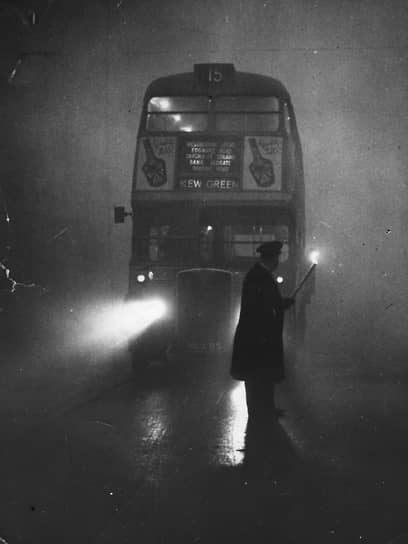 В 1952 году «гороховый суп» провисел над городом пять дней, после чего погода сменилась, и смог рассосался. По данным британского метеобюро, с 5 по 9 декабря в лондонский воздух ежедневно поступало около 1 тыс. тонн частиц дыма и сажи, 2 тыс. тонн углекислого газа, 140 тонн соляной кислоты, 14 тонн соединений фтора и 370 тонн диоксида серы. Колоссальное количество опасных выбросов было связано с использованием низкосортного угля 