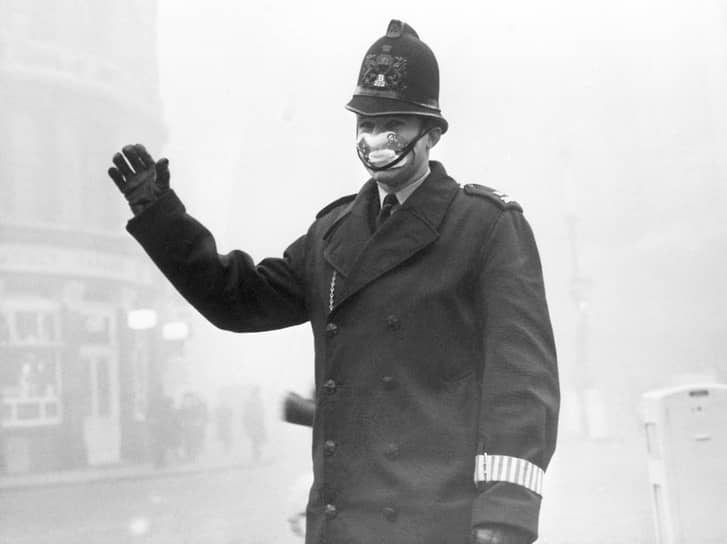 В начале декабря 1952 года Лондон оказался в центре устойчивого антициклона, который принес безветренную погоду и привел к температурной инверсии: теплый слой воздуха накрыл холодный. В результате город окутал плотный туман