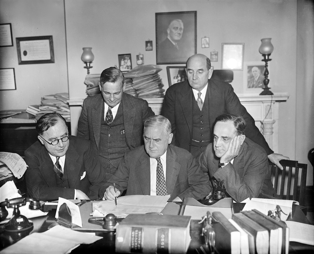 «Сенатор Фрейзер (на фото — стоит справа) все время советовал Соединенным Штатам купить изобретение Барлоу»