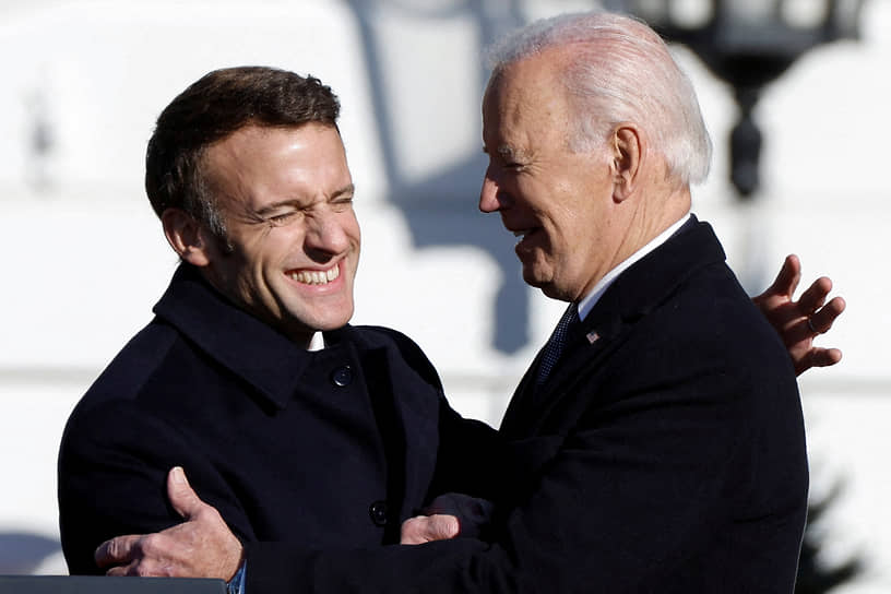 Президент Франции Эмманюэль Макрон (слева) и президент США Джо Байден