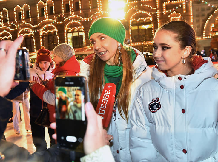 Фигуристки Татьяна Навка (слева) и Камила Валиева на церемонии открытия катка на Красной площади