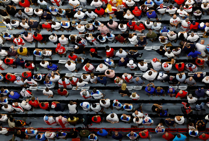 Эль-Хаур, Катар. Зрители футбольного матча между сборными Англии и Сенегала на стадионе «Эль-Байт»