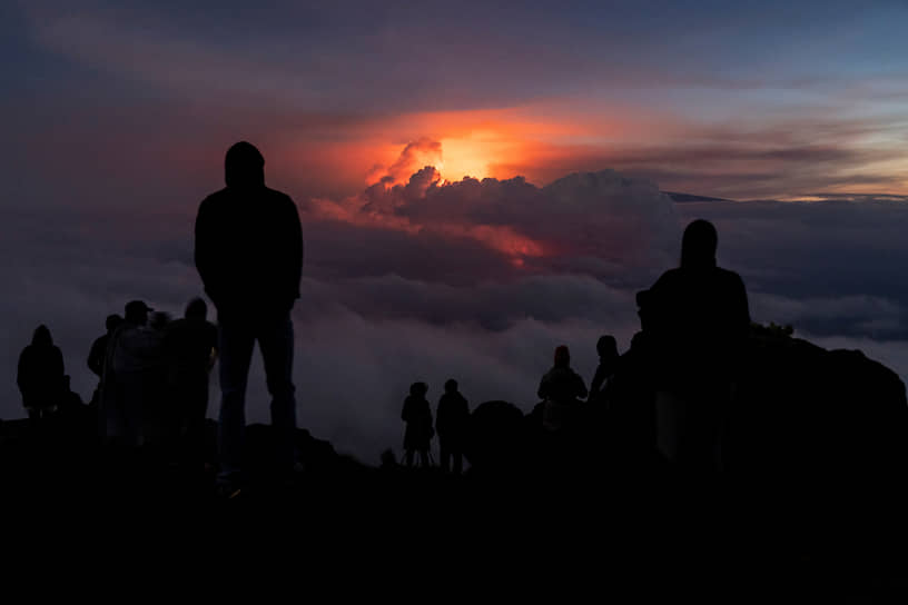 Гавайи, США. Местные жители наблюдают за извержением вулкана Мауна-Лоа
