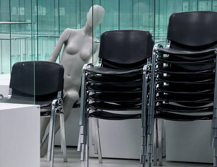 Москва. Сложенные стулья и манекен в пустом выставочном павильоне