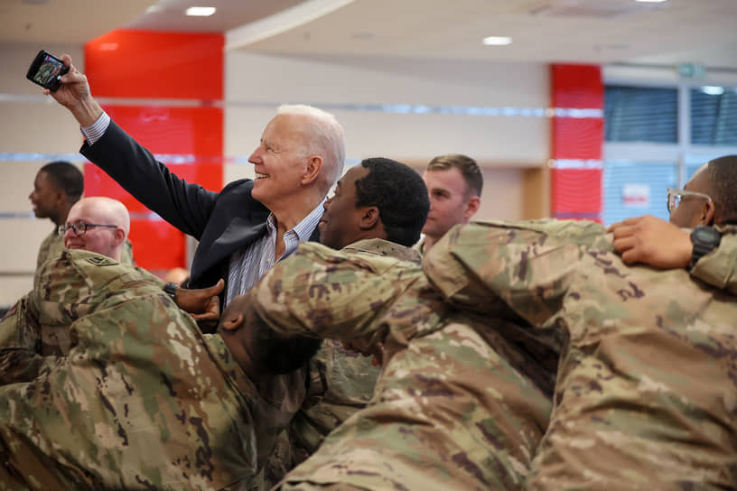 Президент США Джо Байден фотографируется  с солдатами