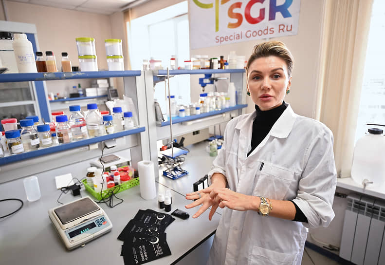 Мария Пожиткова (Романовская) в лаборатории R&amp;D center CAMIS, где изготавливаются препараты MI22 Professional Hand Care