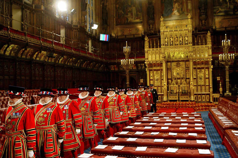 Йоменские стражи Королевского дворца Ее Величества и крепости Лондонский Тауэр на церемонии открытия парламента
