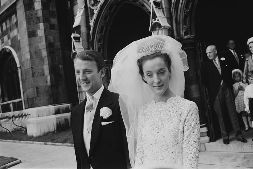 Британский пэр, банкир и бизнесмен Малкольм Митчелл-Томсон, 3-й барон Селсдон, со своей новобрачной женой Патрицией Энн Смит, 1965 год