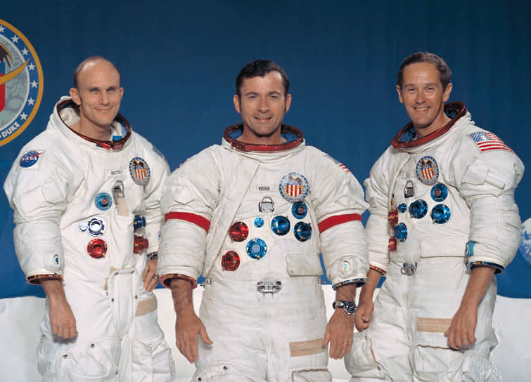 Участники миссии «Аполлон-16» (слева направо): пилот командного модуля Томас Маттингли; командир экипажа Джон Янг, командующий, пилот лунного модуля Чарльз Дьюк