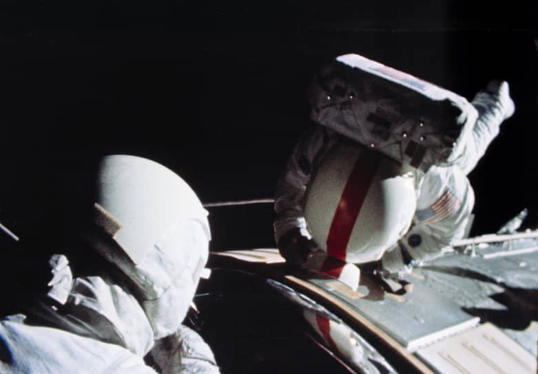 Выход в открытый космос астронавта Томаса Маттингли (справа)
