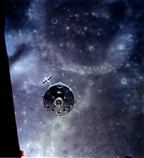 Снимок сближения командного модуля «Каспер» Аполлона-16 с лунным модулем