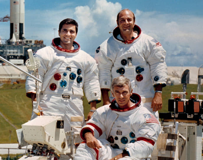 Участники миссии «Аполлон-17»: командир Юджин Сернан (сидит), пилот командного модуля Рональд Эванс (стоит справа) и пилот лунного модуля Харрисон Шмитт