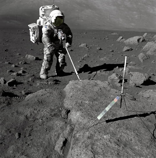 Астронавт Харрисон Шмитт ведет работы по сбору лунного грунта
