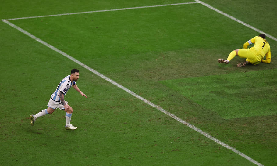 Капитан сборной Аргентины Лионель Месси (слева) забивает гол с пенальти