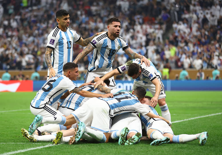 Сборная Аргентины празднует первый гол