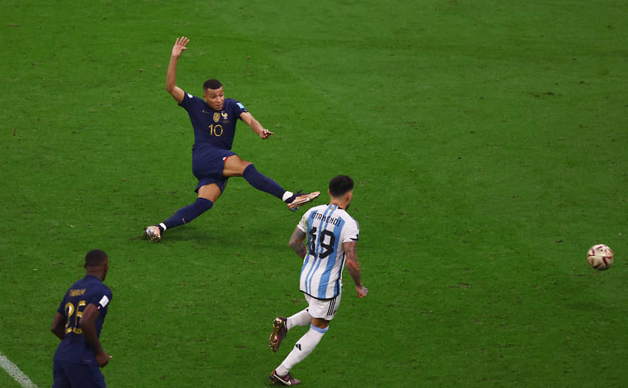 Нападающий сборной Франции Килиан Мбаппе (в центре) забивает второй гол в ворота Аргентины