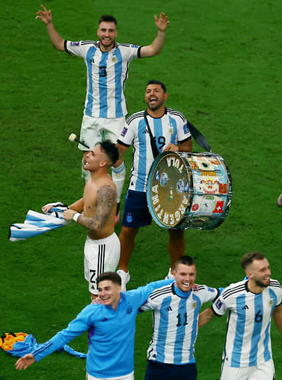 Бывший аргентинский футболист Серхио Агуэро бьет в барабаны