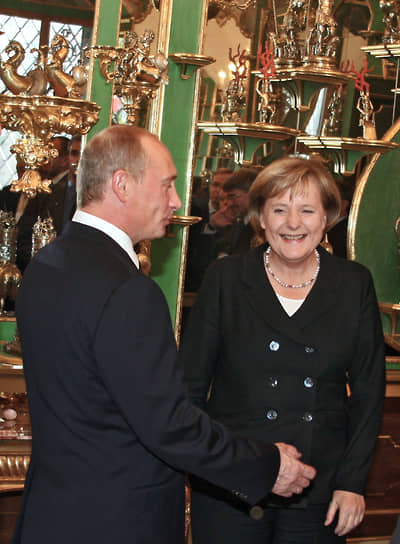 Дрезденский дворец — достопримечательность, которую показывают высоким гостям. Октябрь 2006 года. Президент России Владимир Путин и канцлер Германии Ангела Меркель в «Зеленых сводах»