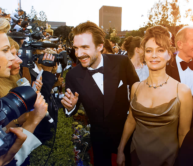 В 1995 году журнал Empire включил Рэйфа Файнса в список «100 самых сексуальных звезд в истории кинематографа», а в 1997 году — в список «100 лучших кинозвезд всех времен»
&lt;br>На фото: с актрисой Франческой Аннис на церемонии вручения премии «Оскар» в 1997 году в Лос-Анджелесе
