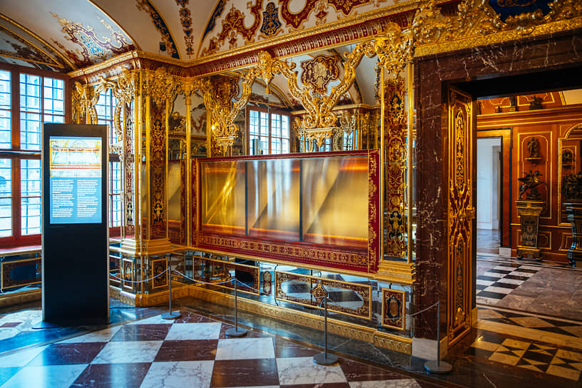 Пустые витрины, в которых раньше находились сокровища Августа Сильного и членов его семьи