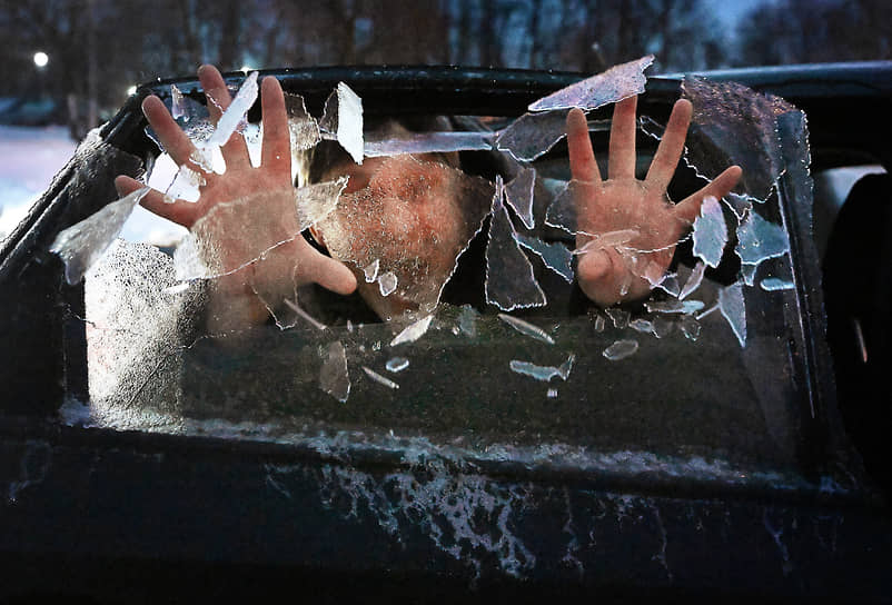 Москва. Мужчина разбивает ледяную корку на окне автомобиля