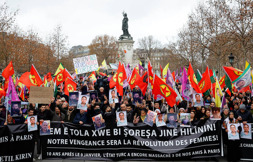 Курды на митинге на площади Республики