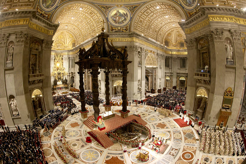 Рождественская месса в соборе Святого Петра в Ватикане