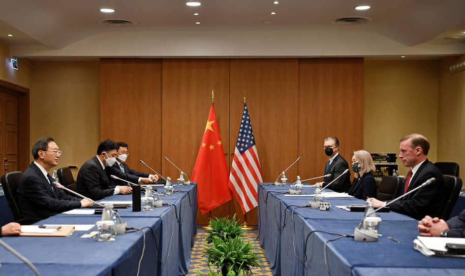 Член политбюро ЦК Компартии Китая Ян Цзечи (слева) во время встречи с помощником президента США по национальной безопасности Джейком Салливаном (справа) в Риме, 14 марта 2022 года 
