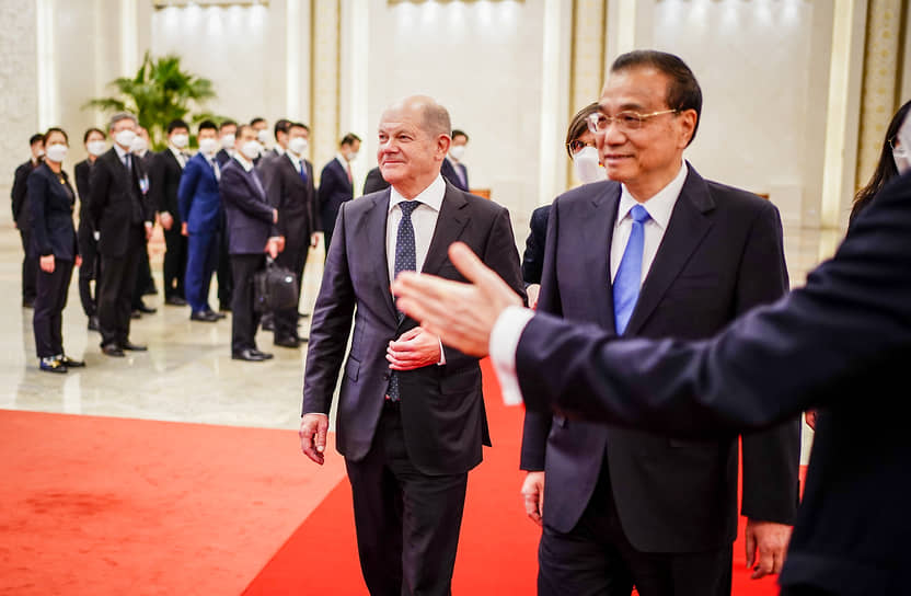 Канцлер Германии Олаф Шольц (слева) и премьер Госсовета КНР Ли Кэцян в Пекине, 4 ноября 2022 года 
