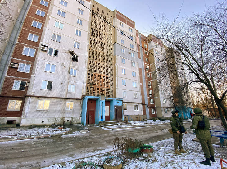 Военнослужащие у поврежденного жилого дома в Петровском районе Донецка