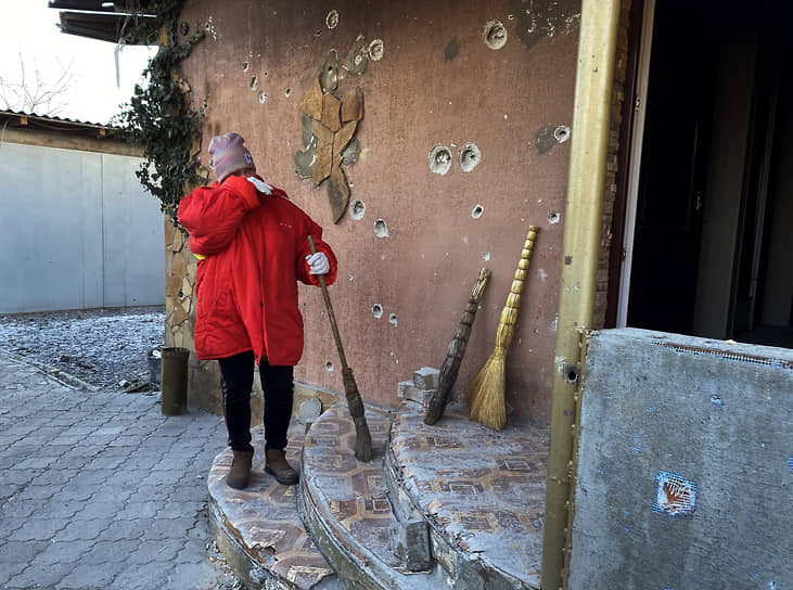 Жительница Петровского района Донецка на месте гибели своей родственницы