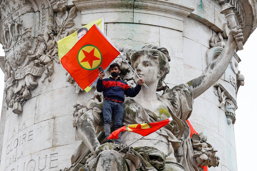 Мужчина с флагом Курдистана в Париже 24 декабря