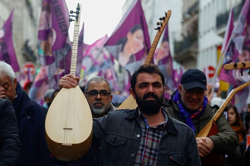 Члены курдской общины во время марша в Париже 26 декабря