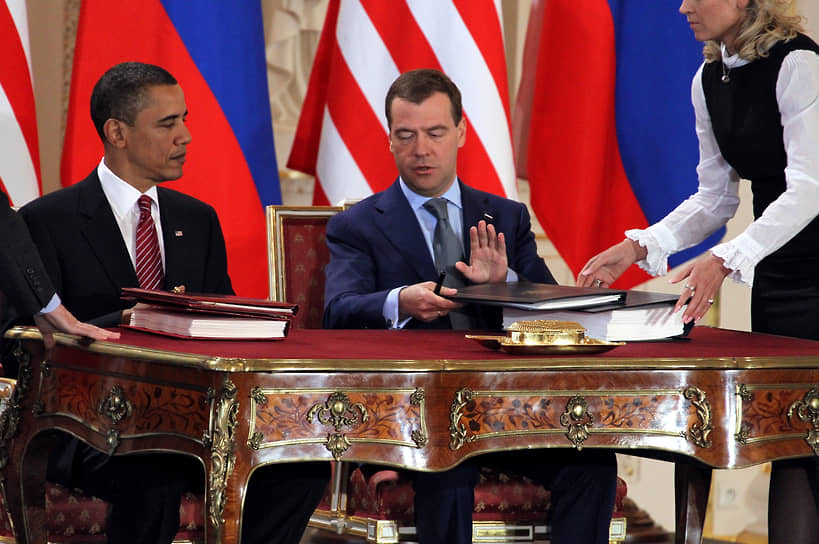 Президент США Барак Обама (слева) и президент России Дмитрий Медведев подписывают Договор о стратегических наступательных вооружениях, 8 апреля 2010 года
