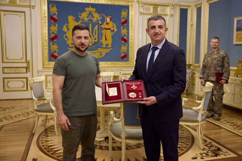 Президент Украины Владимир Зеленский (слева) наградил орденом «За заслуги» Халука Байрактара, главу турецкой компании-производителя беспилотников, 9 сентября 2022 года 