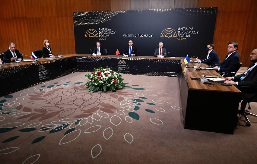 Турецко-российско-украинские переговоры, 10 марта 2022 года. Министры иностранных дел России Сергей Лавров (слева), Турции Мевлют Чавушоглу (в центре) и Украины Дмитрий Кулеба (второй справа)