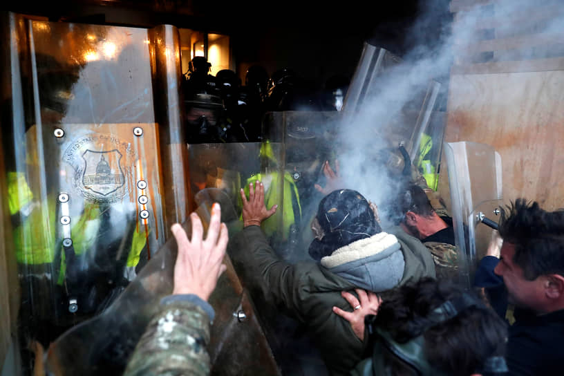 Столкновения полиции и протестующих в январе 2021 года