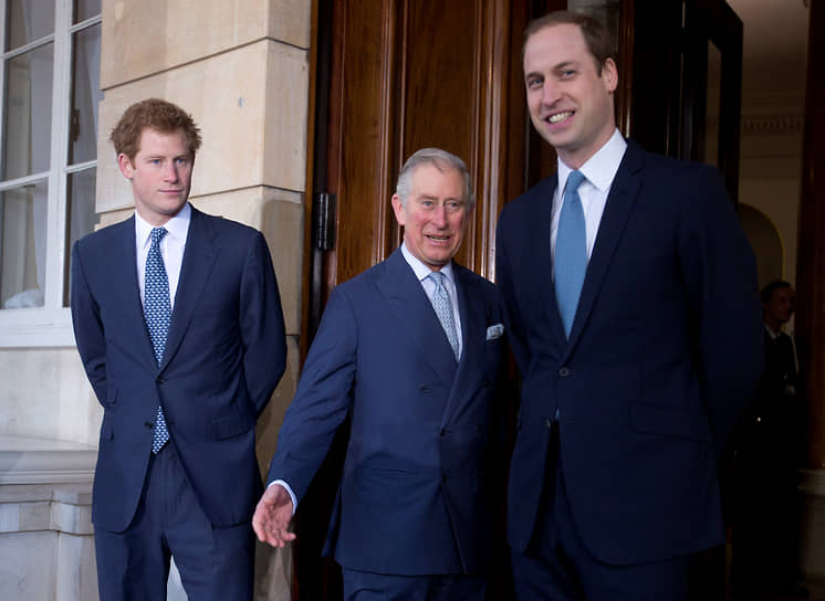 Принц Чарльз (сейчас король Карл III, в центре) с принцами Уильямом (справа) и Гарри, 13 февраля 2014 года