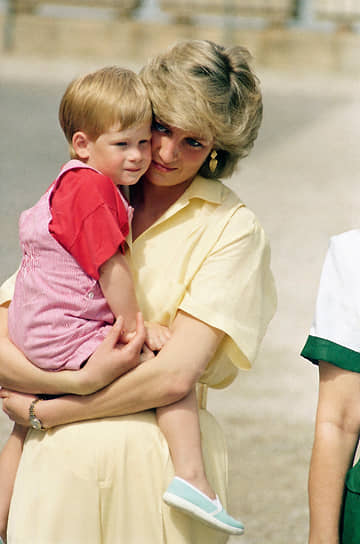 Принцесса Диана держит на руках принца Гарри, 9 августа 1987 года