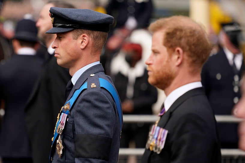 Принцы Уильям (в центре) и Гарри (справа) во время похорон королевы Елизаветы II, 19 сентября 2022 года