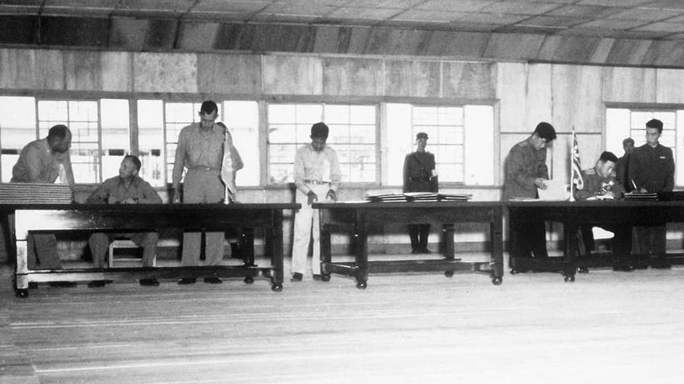 Генерал-лейтенант армии США Уильям Гаррисон (слева) и глава делегации КНДР генерал Нам Ир (справа) подписывают соглашение о прекращении огня, 27 июля 1953 года