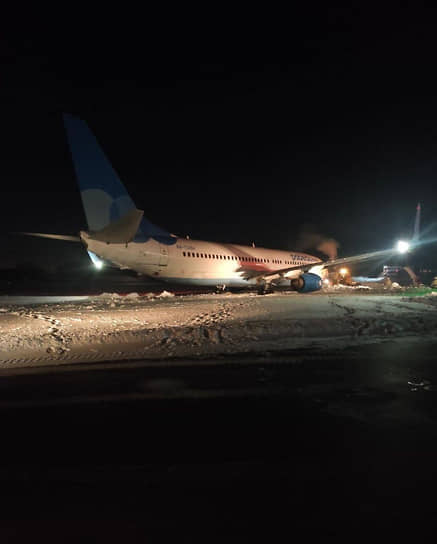 Самолет B-737 авиакомпании «Победа», который выкатился за пределы взлетно-посадочной полосы